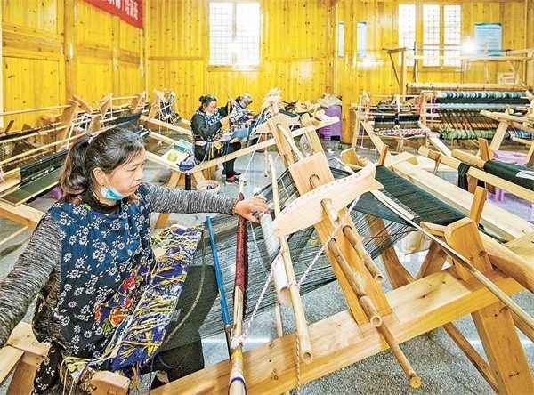 秀山土家族苗族自治縣清溪場鎮(zhèn)大寨村，土家織錦非遺工坊內，繡娘正在加緊生產土家織錦。